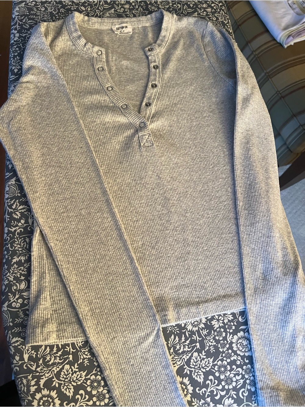 Cotton On woman Light Gray Ribbed Henley Crewneck Sweater